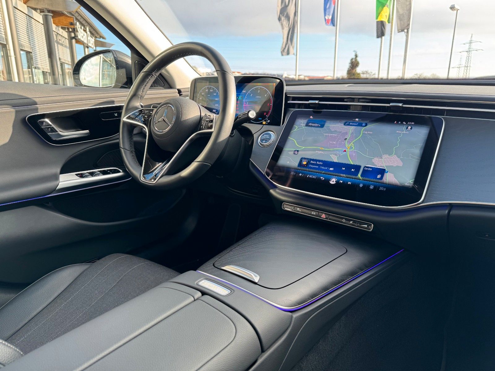 Fahrzeugabbildung Mercedes-Benz E 220d T Avantgarde+Pano+DistrPro+AHK+RFK+MBUX