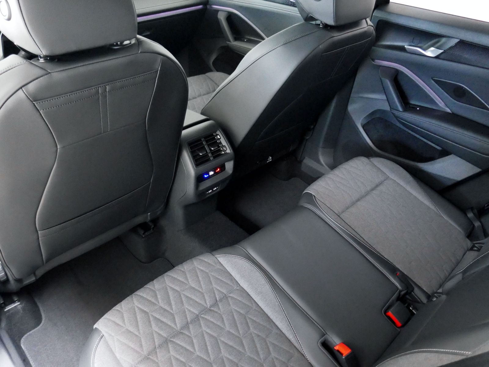 Fahrzeugabbildung Volkswagen Tiguan Life 2.0 TDI DSG | LED AHK RFK ACC