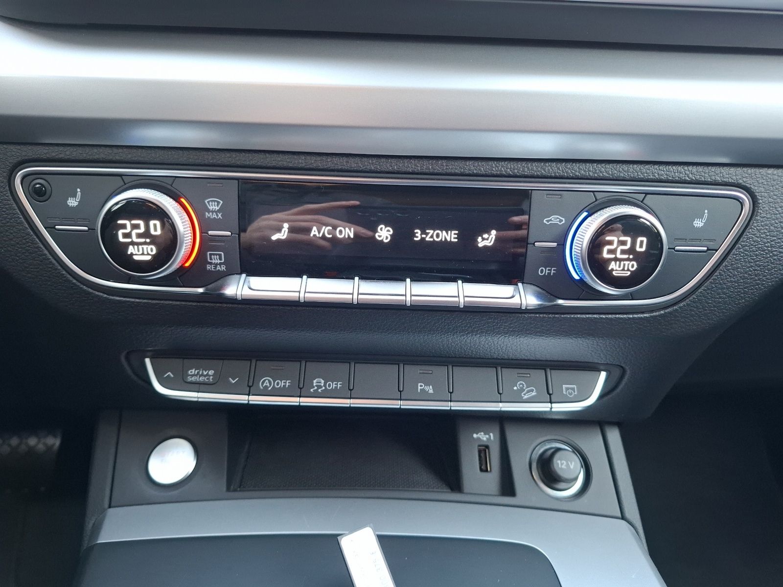 Fahrzeugabbildung Audi Q5 40 TFSI quattro S-line S-tronic Matrix Luft N