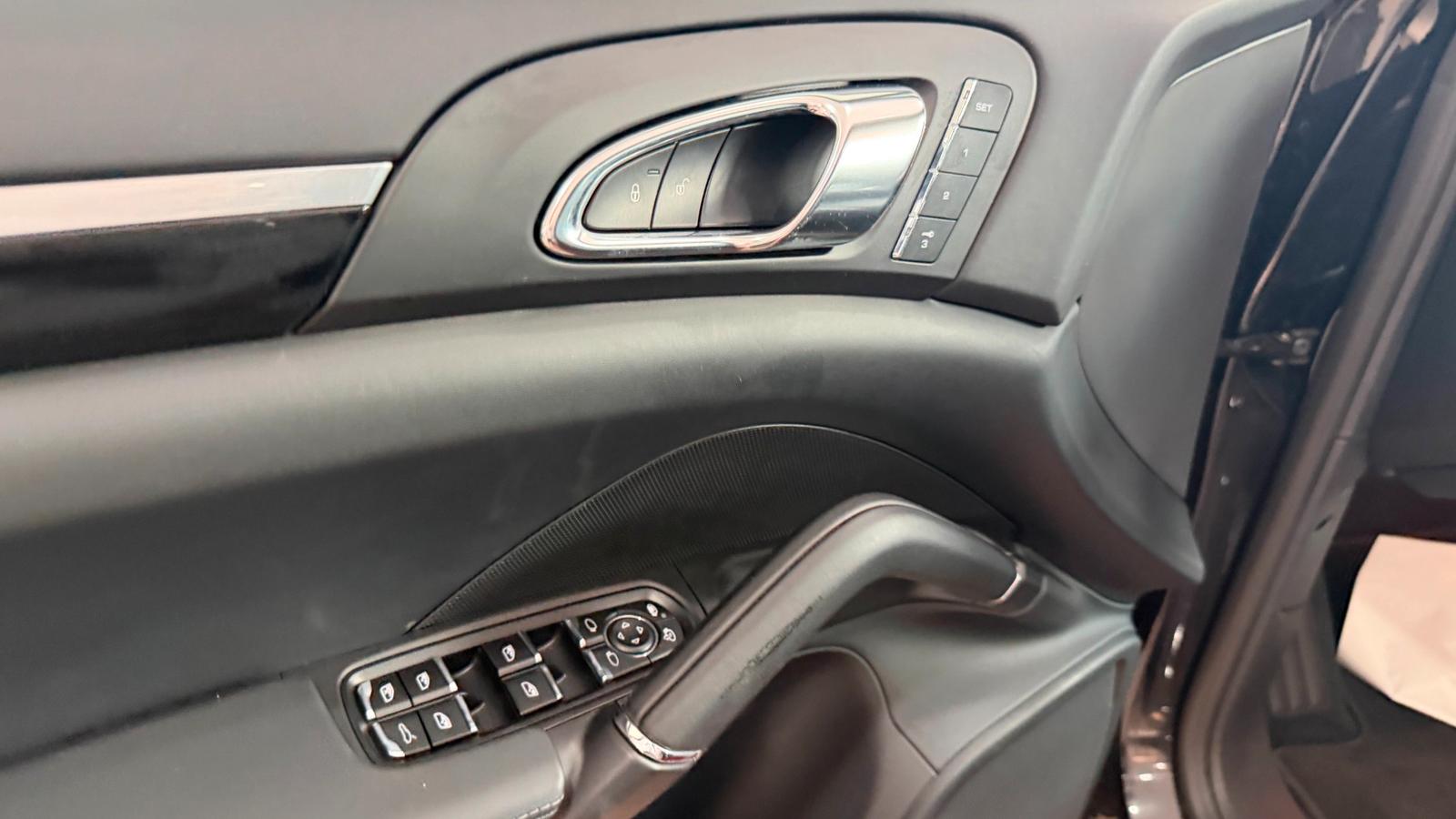 PORSCHE CAYENNE PLATINIUM EDITION 3.0 V6 245ch 4X4 BVA Toit ouvrant Sièges chauffants cuir Historique présent - 1ERE MAIN