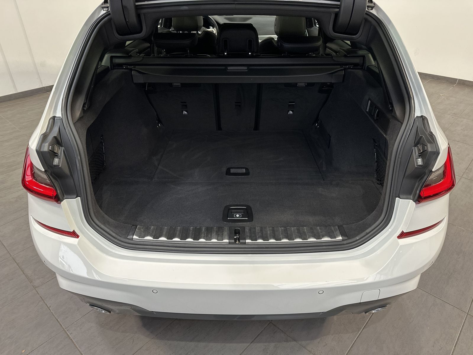 Fahrzeugabbildung BMW 320d Touring xDrive M-Sport NAV+LASER+H&K+PANORA