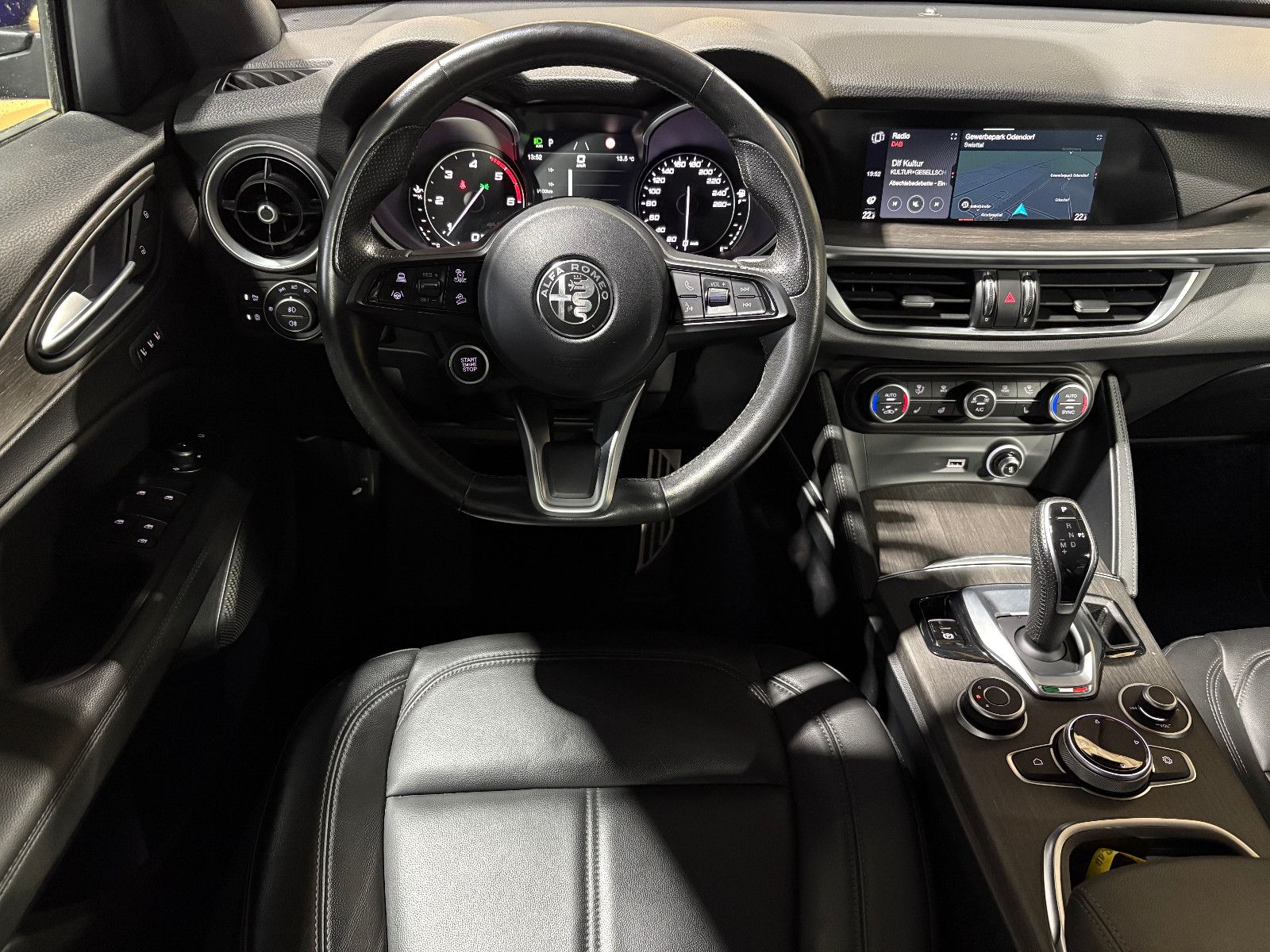 Fahrzeugabbildung Alfa Romeo Stelvio Ti Q4/MEMORY/NAVI/KAMERA/ACC/KLIMA