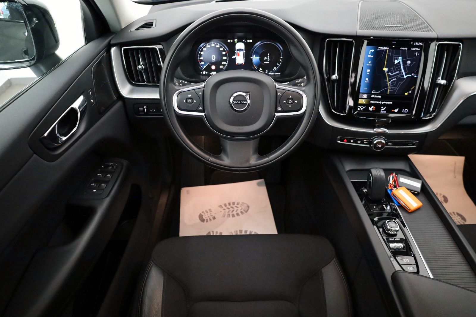 Fahrzeugabbildung Volvo XC60 T6 AWD R Design,HUD,Panoram,360°,4xSHAHK+WR