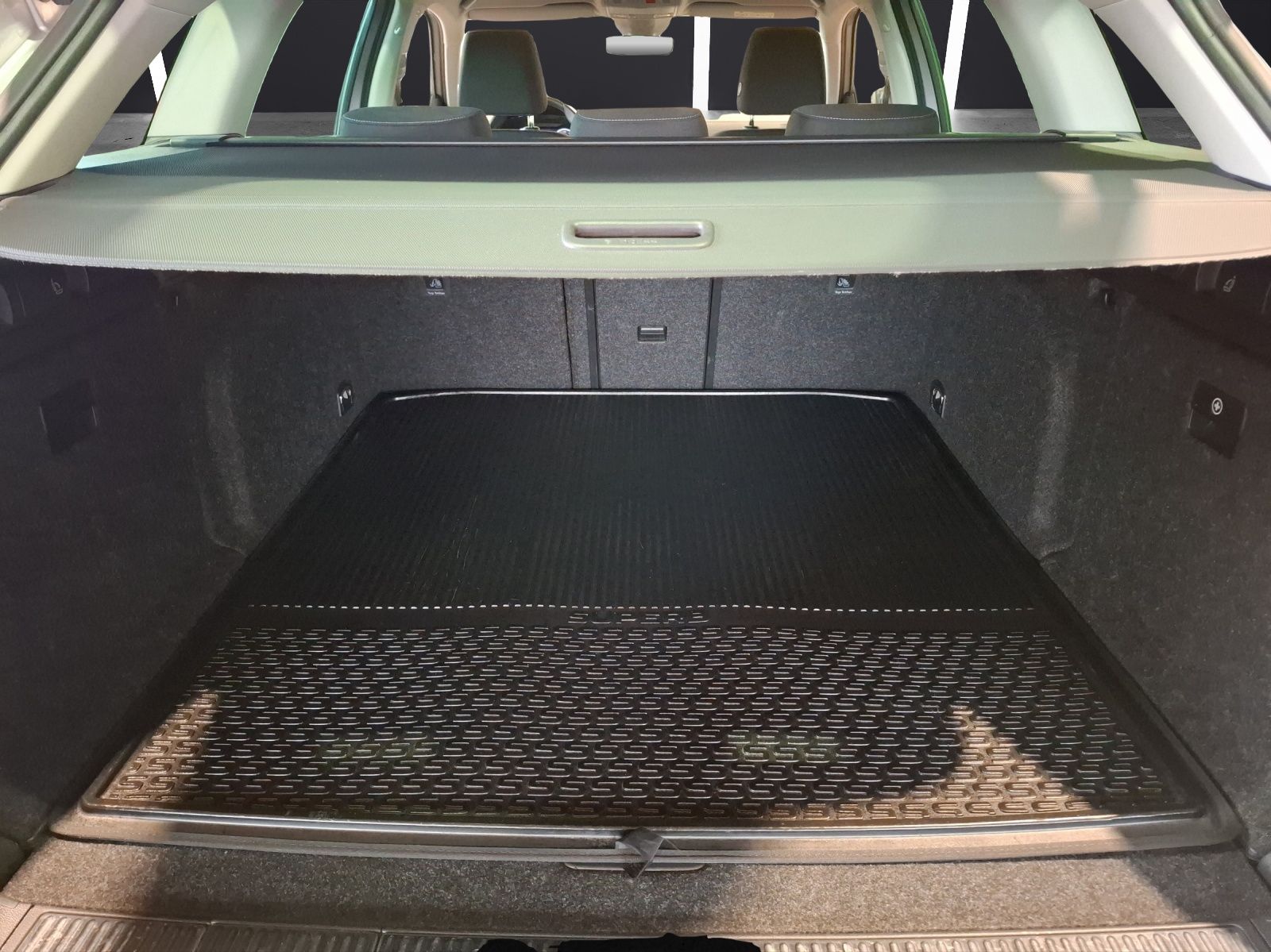 Fahrzeugabbildung SKODA Superb Combi TSI Style DSG Matrix AHK Navi AID b