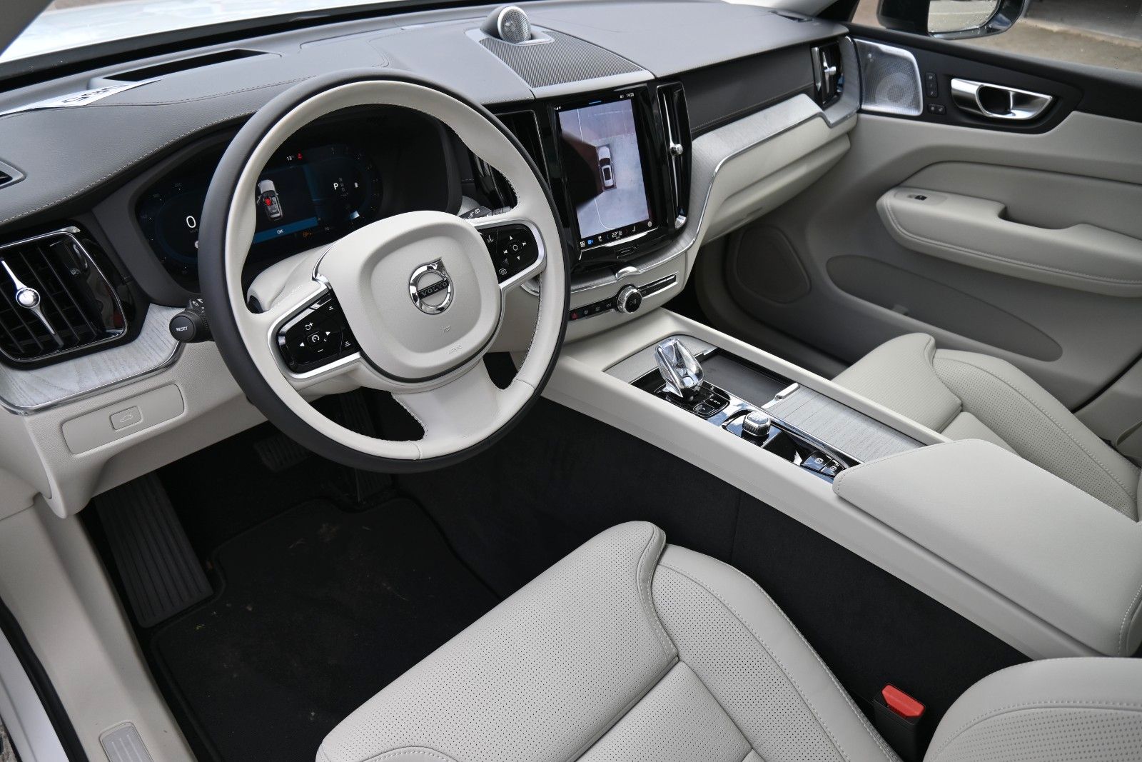 Fahrzeugabbildung Volvo XC60 B5 AWD Ultra Dark*LUFT*360°*ACC*B&W*AHK