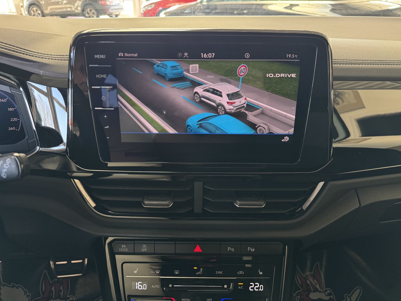 Fahrzeugabbildung Volkswagen T-Roc 1.5 DSG R-Line/Black/1.Hd/Spur/Park/Ahk