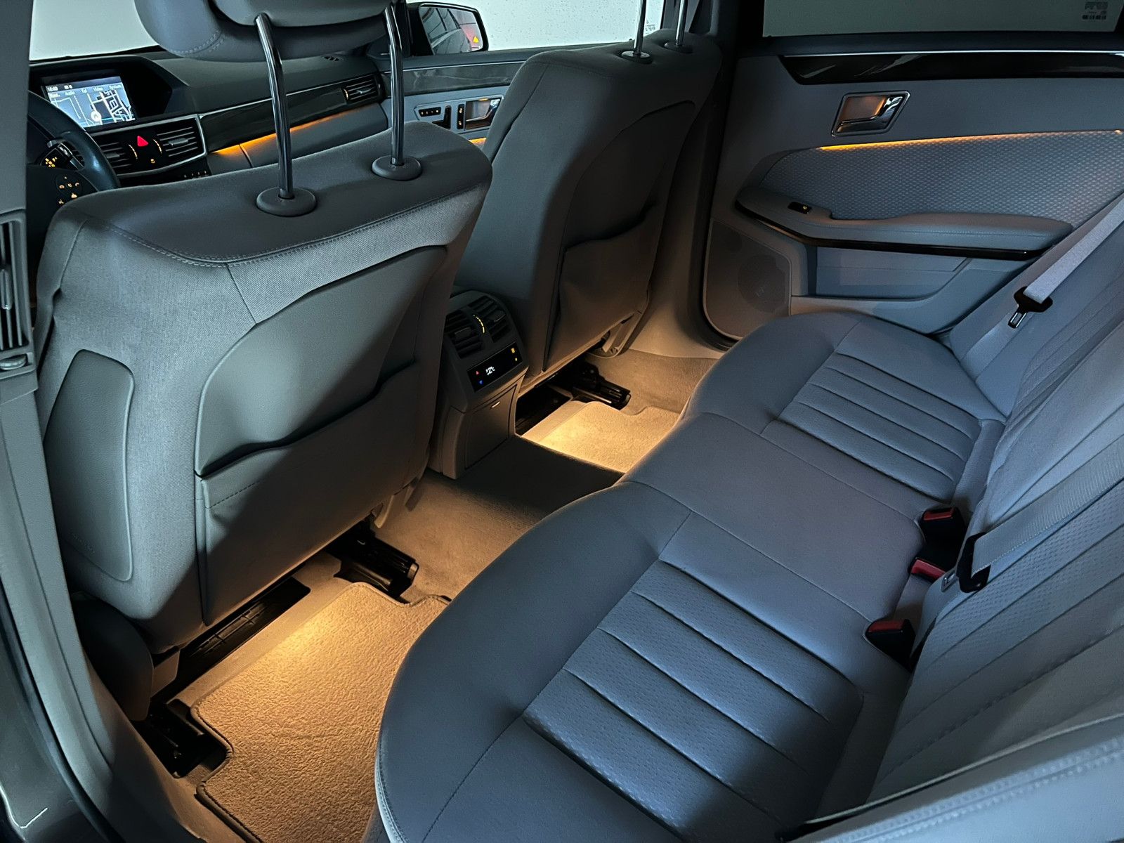 Fahrzeugabbildung Mercedes-Benz E 350 CGI BlueEfficiency/ACC/H&K/eGSD/ELEGANCE