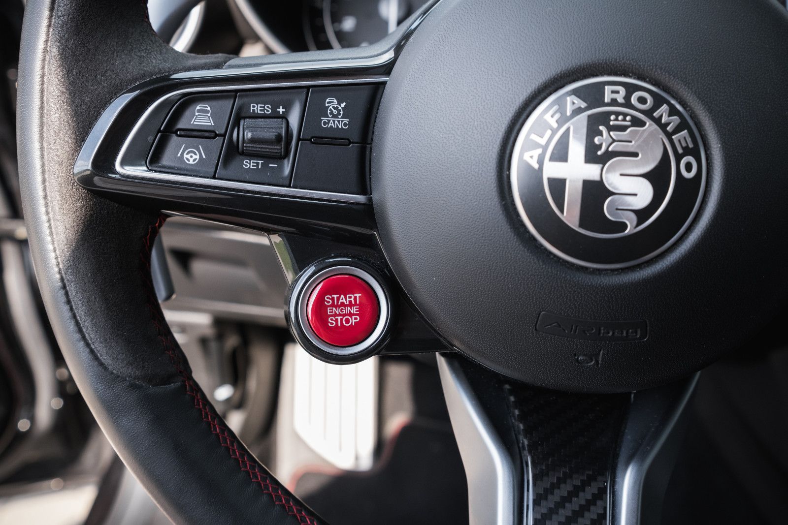 Fahrzeugabbildung Alfa Romeo Giulia Quadrifoglio-Akrapovic-HarmanKardon