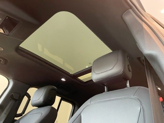 Fahrzeugabbildung Land Rover Defender 130 D300 X  Standheizung & Acht Sitze
