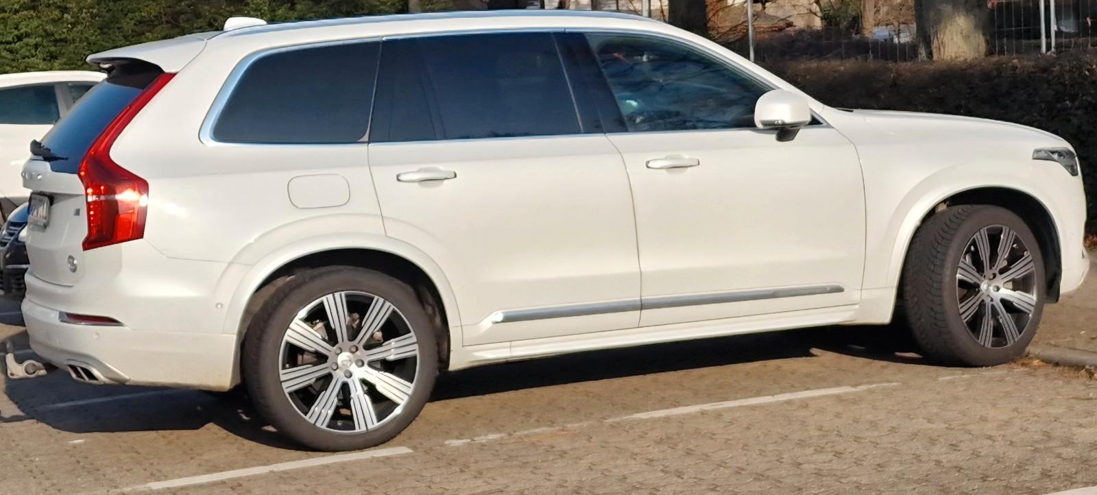 Volvo XC90 PANO-360-HUD-AHK-Pilotassist.. FULL...
