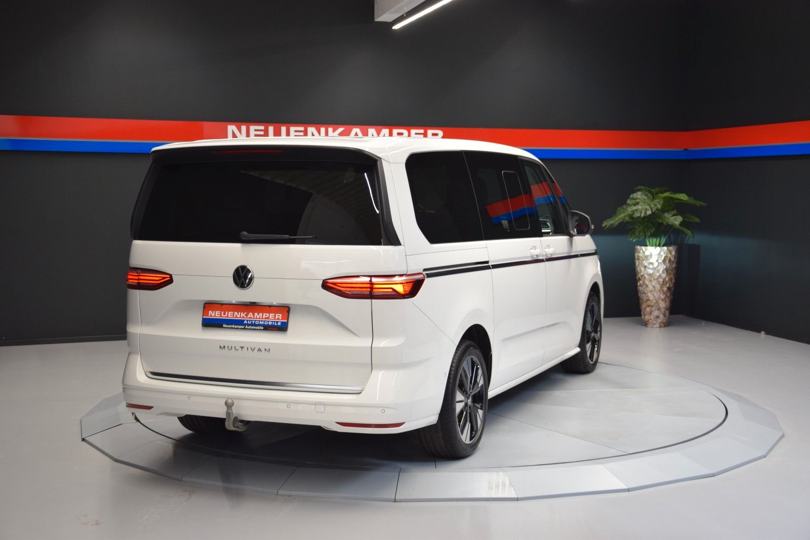 Fahrzeugabbildung Volkswagen T7 Multivan Style lang ACC Matrix vis-a-vis AHK