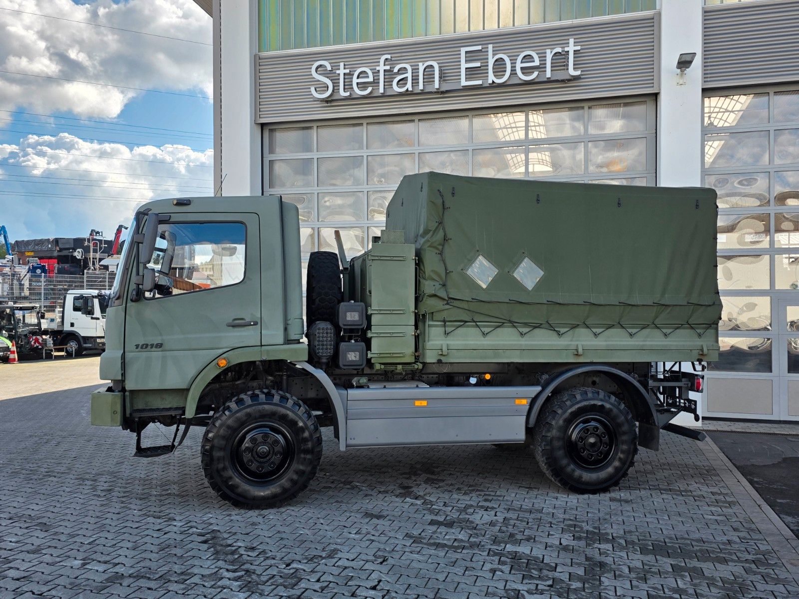 Fahrzeugabbildung Mercedes-Benz Atego 1018 A 4x4 Pritsche Plane