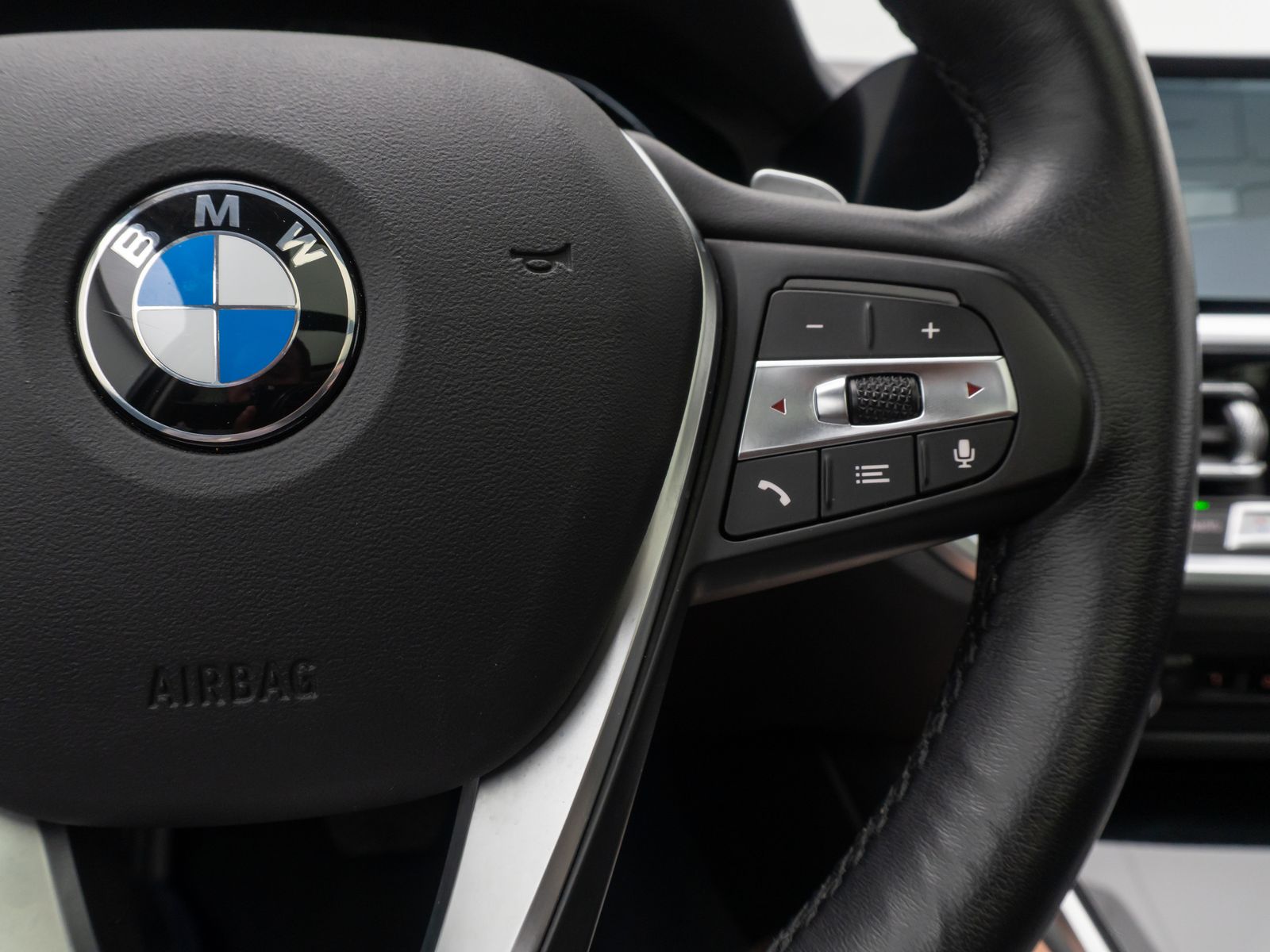 Fahrzeugabbildung BMW 330i xD SportLine Panorama DAB HiFi AHK Komfort