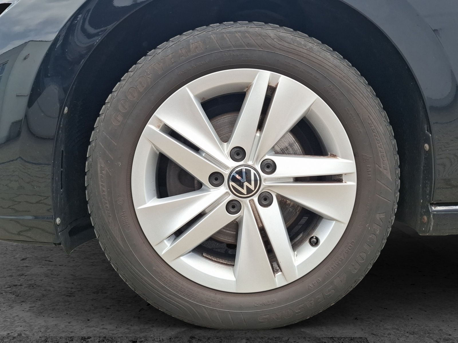 Fahrzeugabbildung Volkswagen Golf VIII TSI Life LED AHK STHZ ACC Navi Pano AI