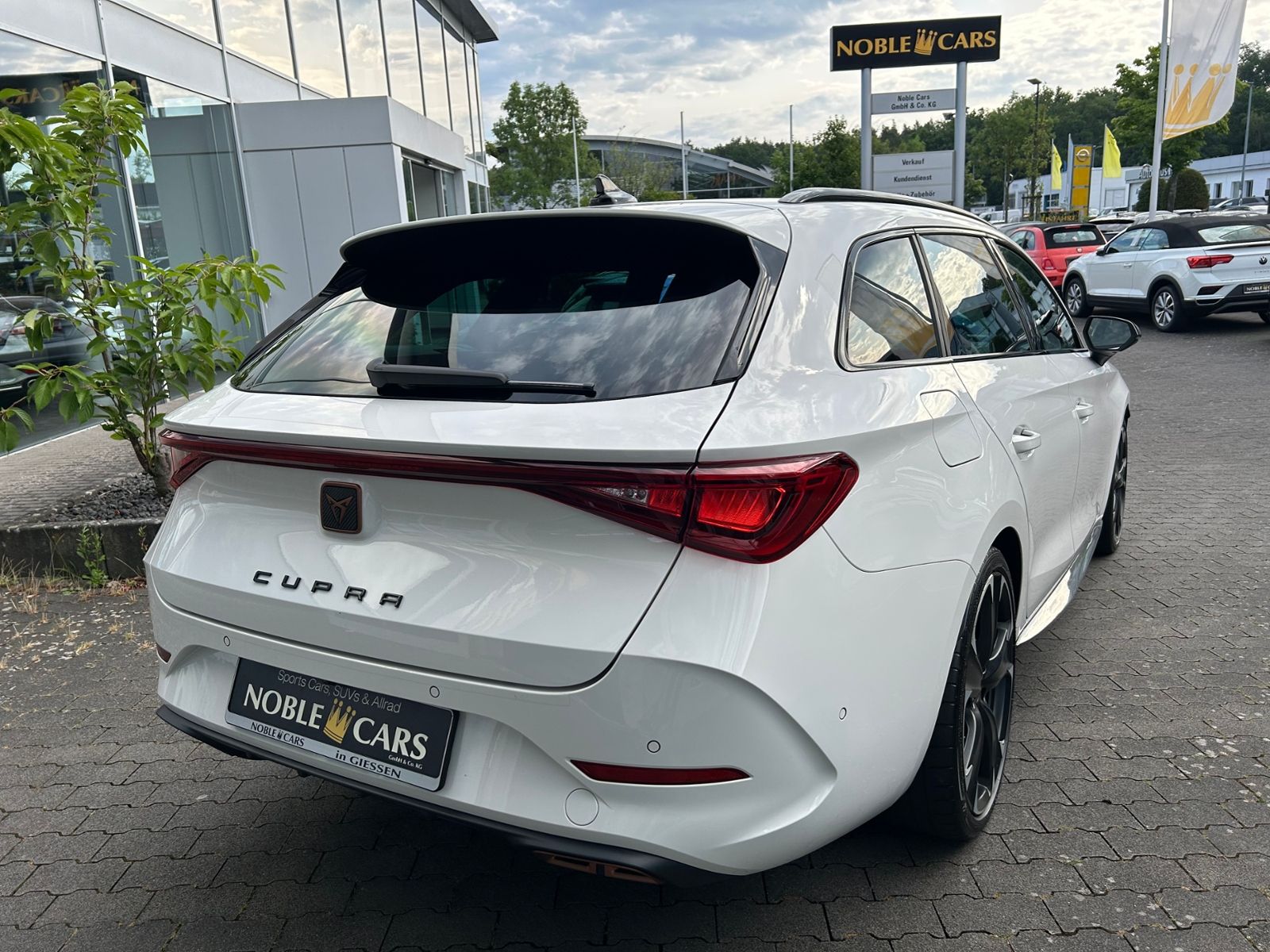 Fahrzeugabbildung CUPRA Leon Sportstourer VZ e-Hybrid NAV RFK SHZ 19"
