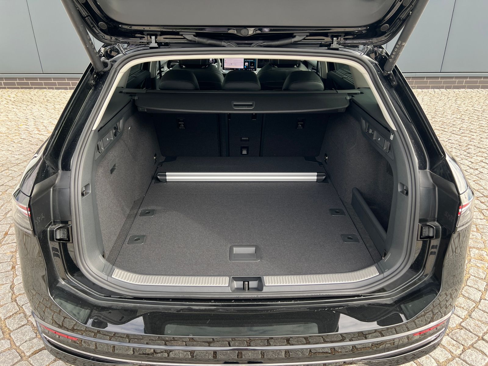 Fahrzeugabbildung Volkswagen Passat Variant Elegance 1.5 eTSI DSG *AHK, ACC,