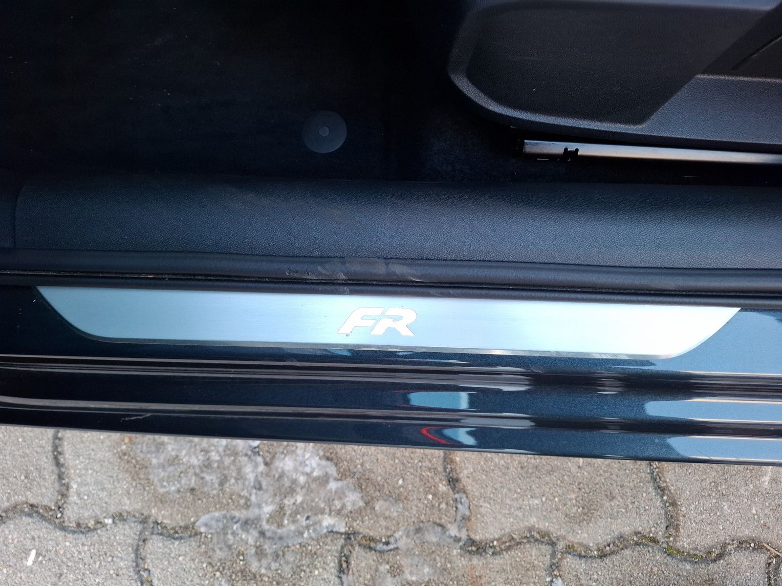 Fahrzeugabbildung SEAT Leon TSI FR LED Navi ACC Park-Assist SH