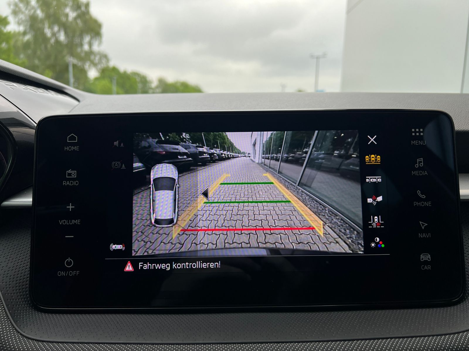 Fahrzeugabbildung SKODA Fabia Selection Tour 1.5 TSI DSG *Vorb. AHK, LED