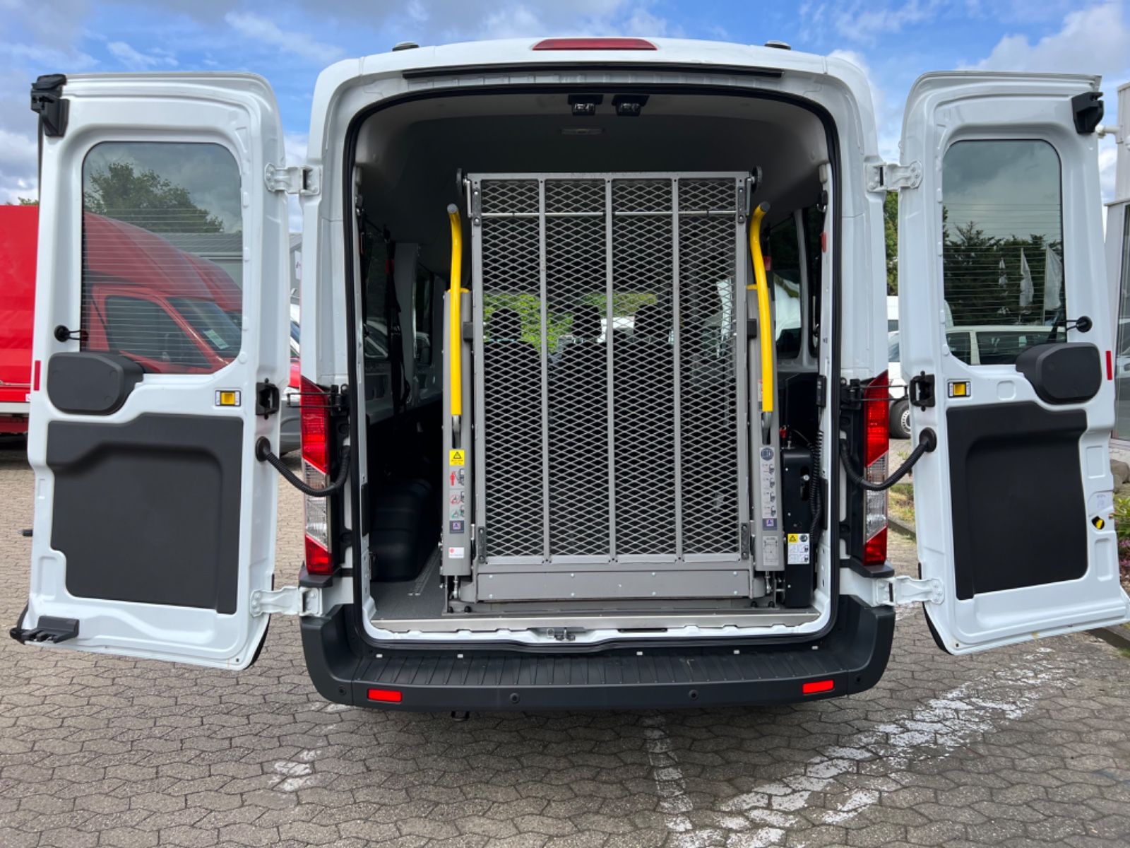 Fahrzeugabbildung Ford Transit Kombi 350 L3 Trend