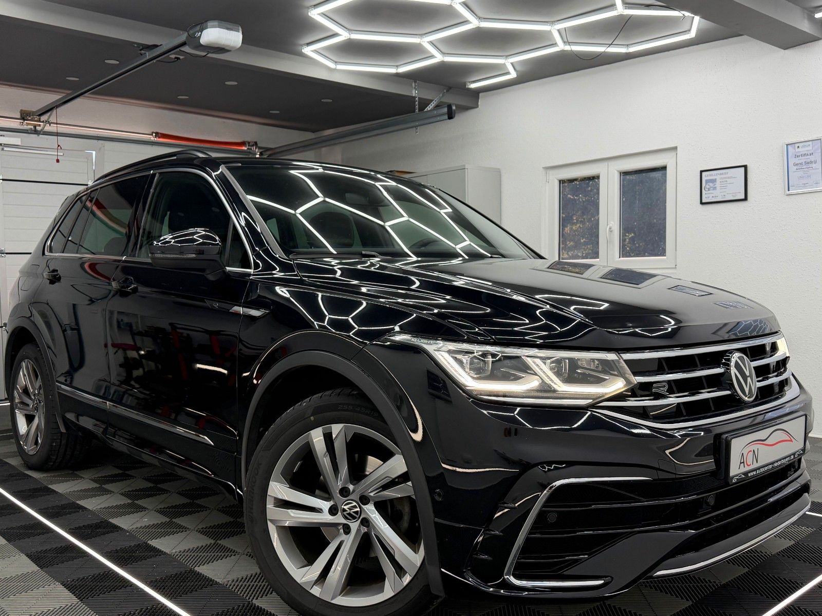 Fahrzeugabbildung Volkswagen Tiguan 2.0 TDI R-LINE/IQ-LED/KAMERA/ACC/AMBI+