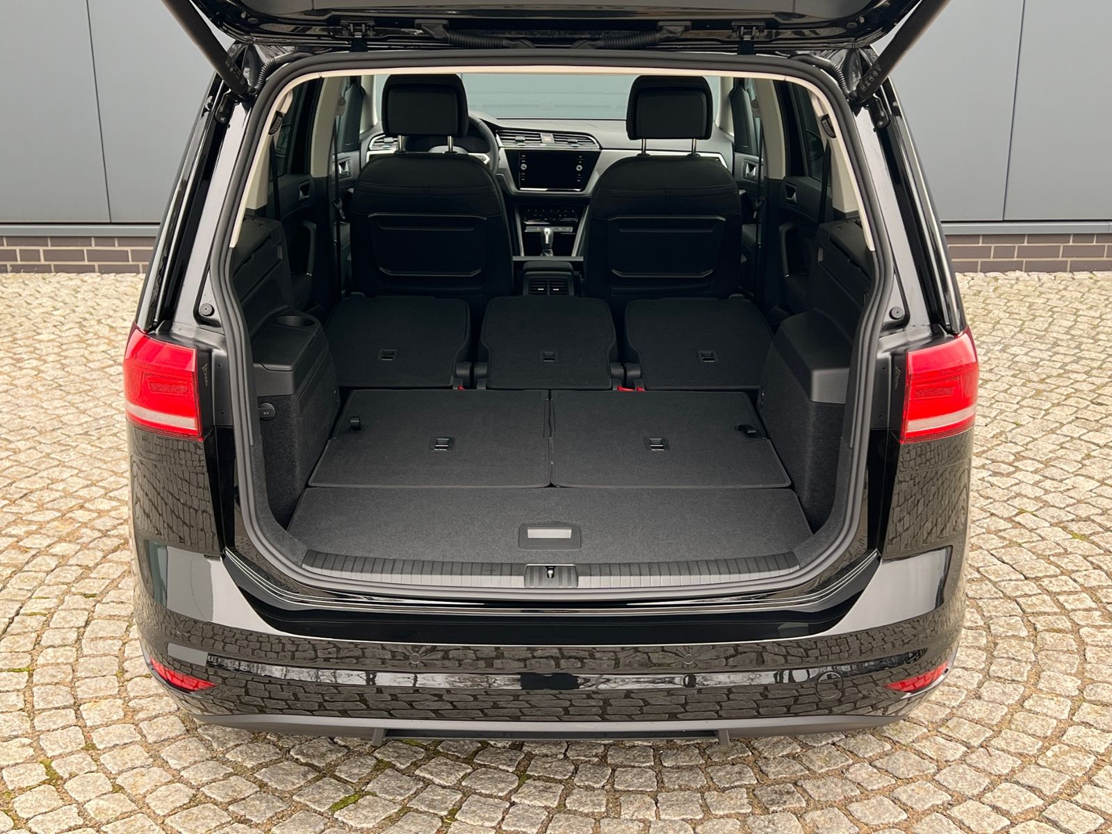 Fahrzeugabbildung Volkswagen Touran Comfortline 1.5 TSI DSG *LED, AHK, 7 Sitz