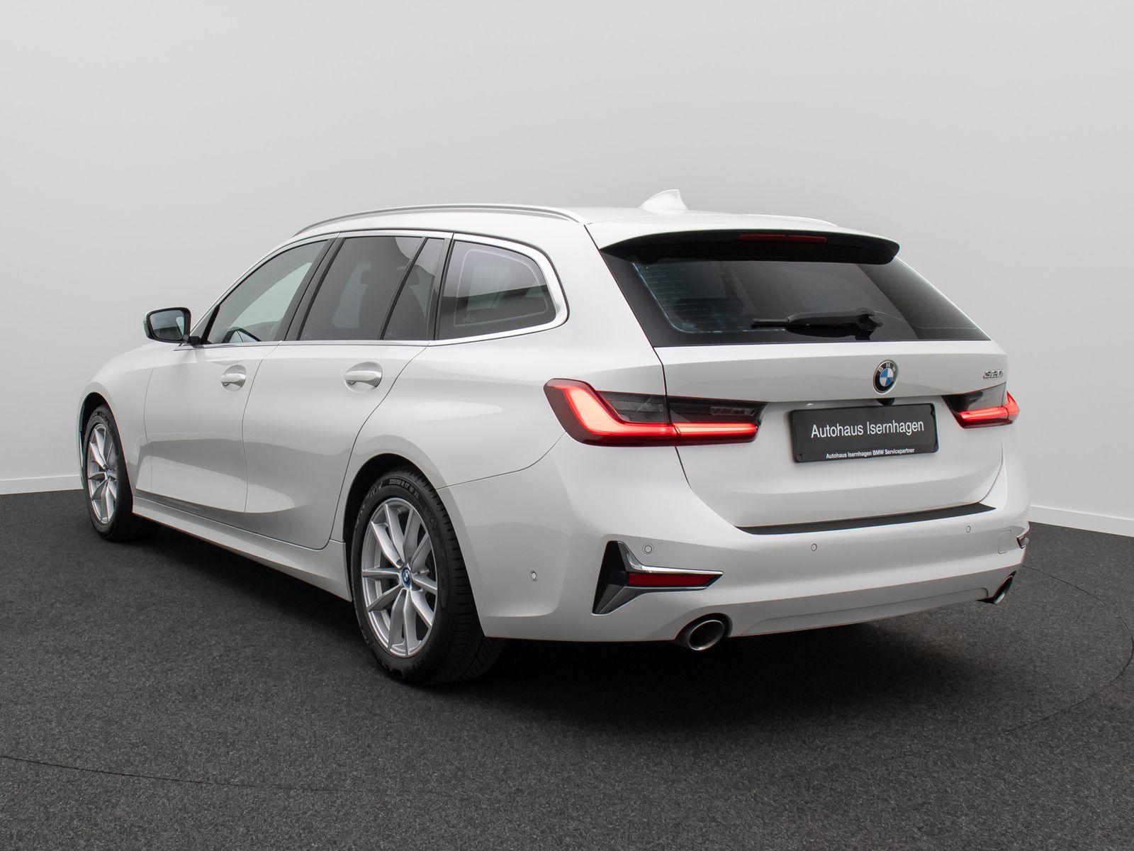Fahrzeugabbildung BMW 320i Luxury Line Laser HUD Panorama Alarm AHK Hi