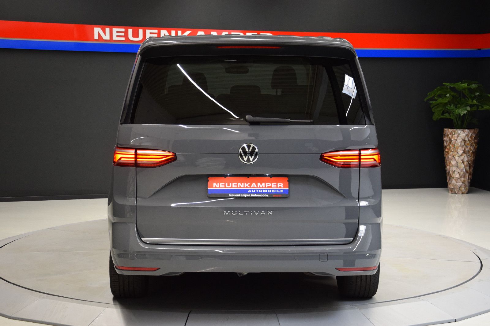 Fahrzeugabbildung Volkswagen T7 Multivan Style Easy Open ACC AHK Kamera 7-Stz