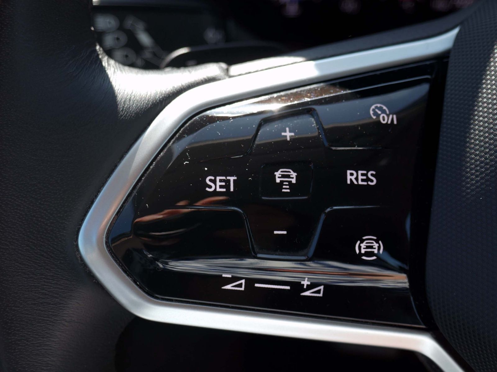 Fahrzeugabbildung Volkswagen Touareg 3.0 TDI V6 4MOTION | LED RFK ACC Navi