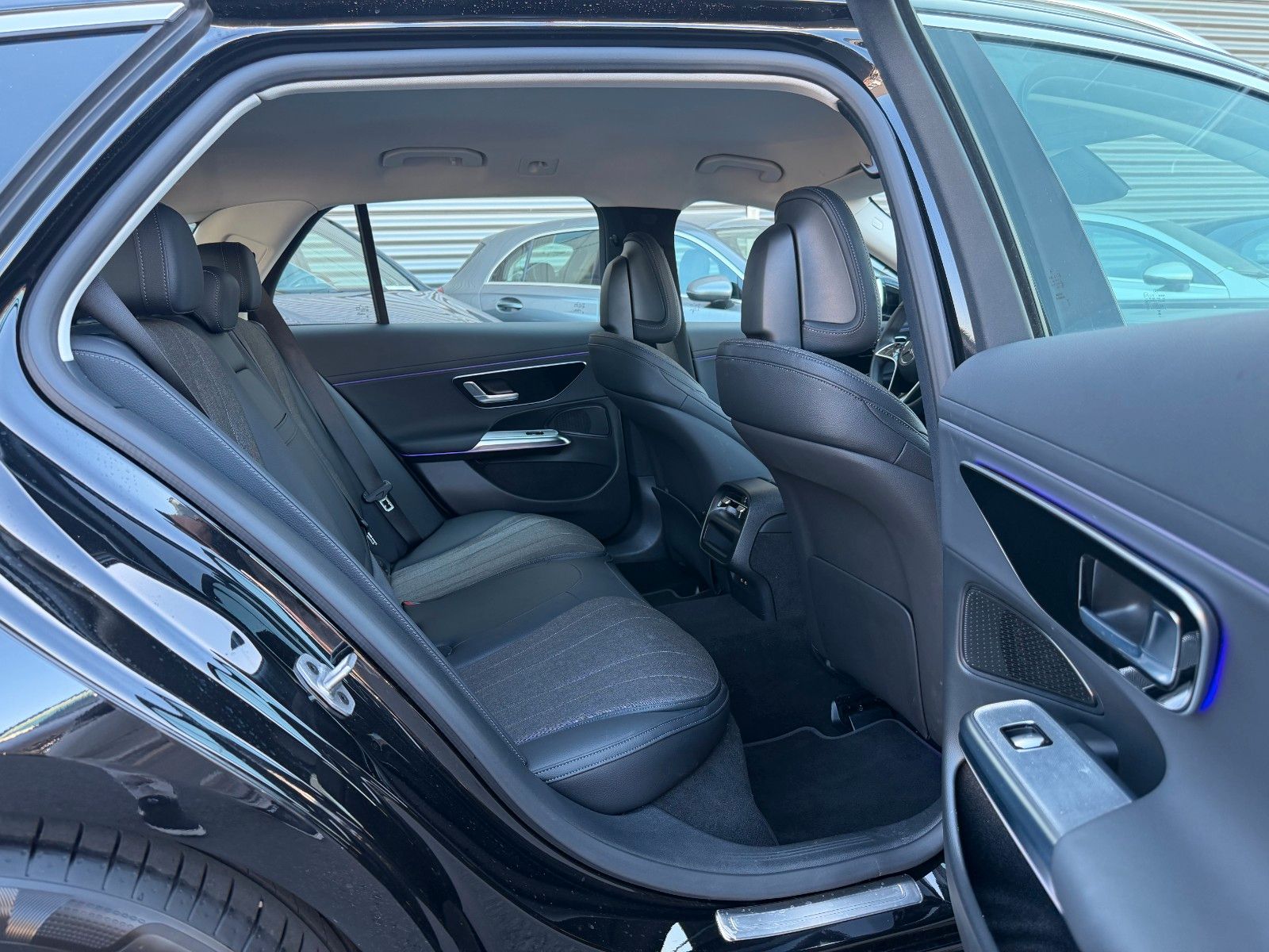 Fahrzeugabbildung Mercedes-Benz E 200 T AVANTGARDE+DISTR+MBUX+AHK+KEYL+LED+TOTW+