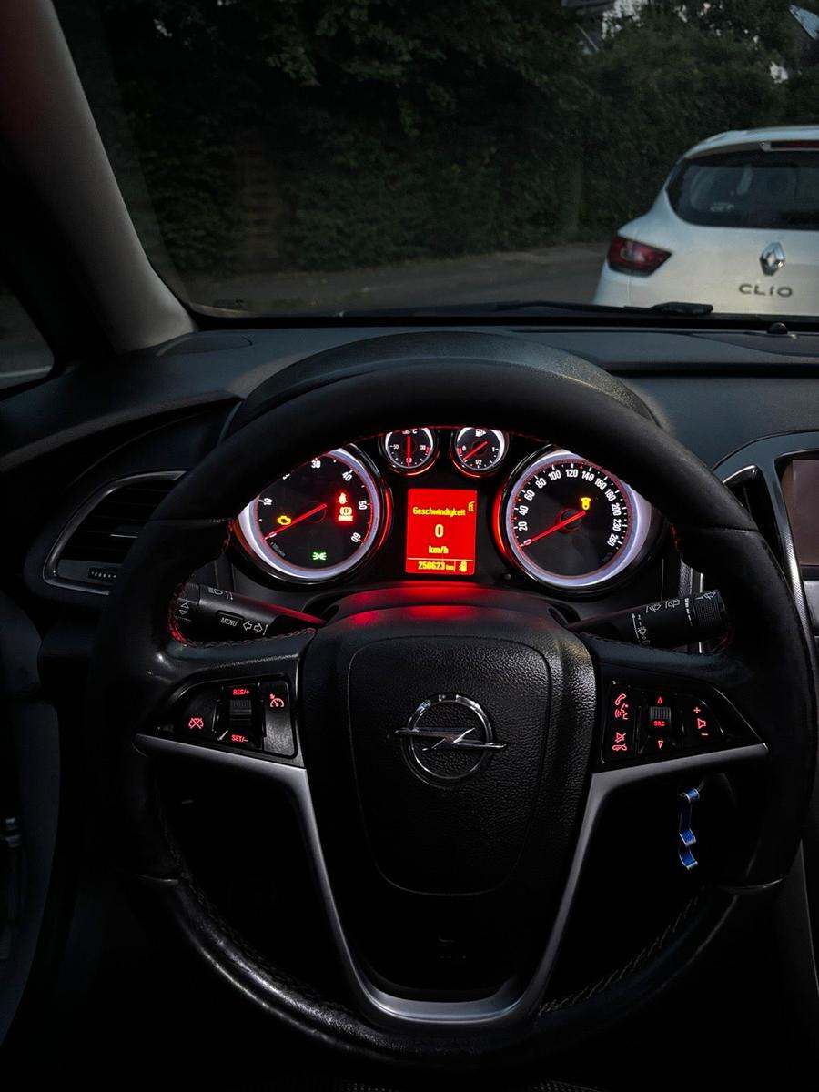 Opel Astra 2011 — photo 9
