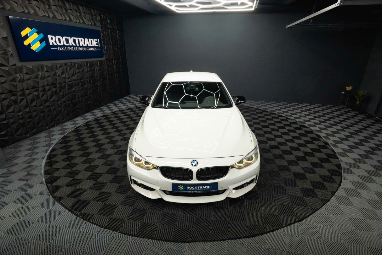 Fahrzeugabbildung BMW 420i M Sport Coupe Shadow Line Performance LCI