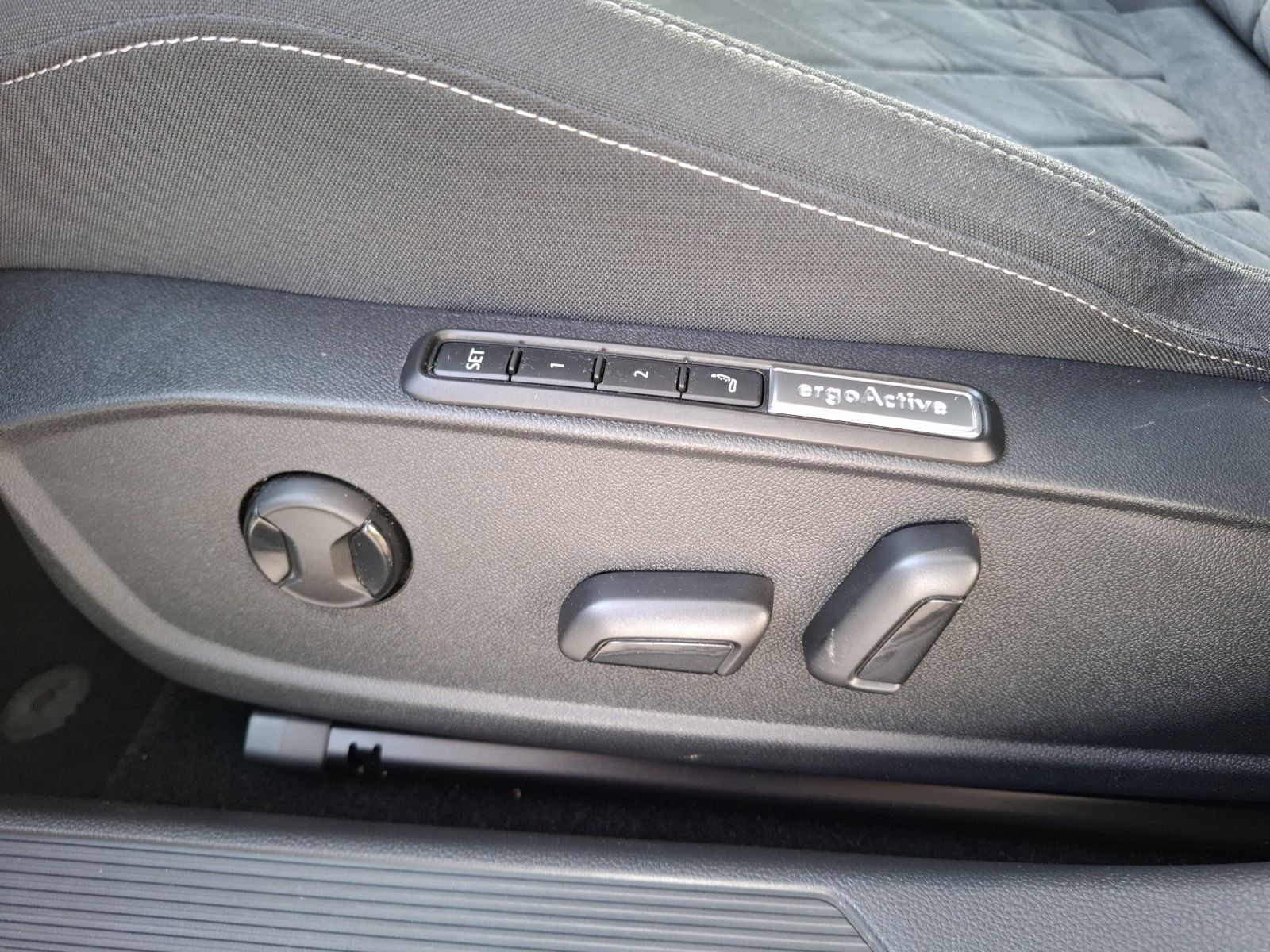 Fahrzeugabbildung Volkswagen Golf VIII Variant eTSI Stye DSG STH LED Navi AID
