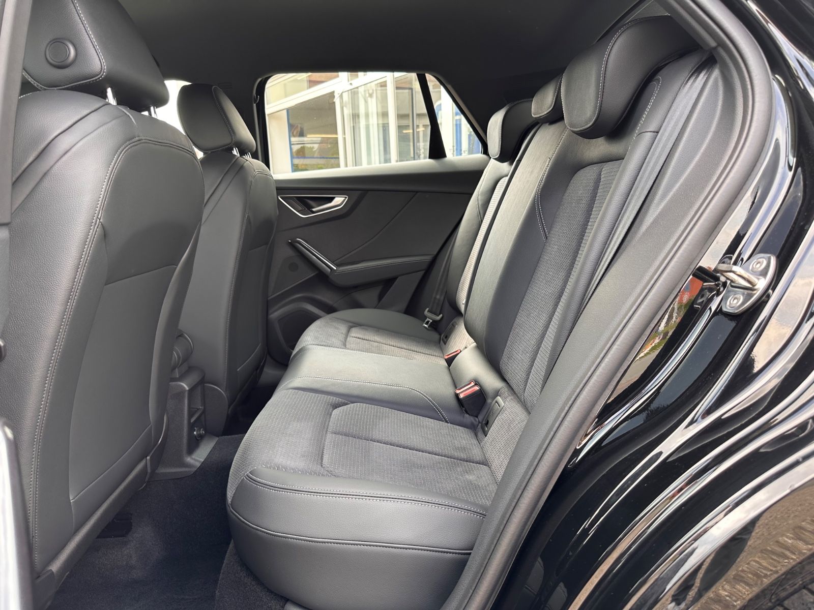 Fahrzeugabbildung Audi Q2 35 TDI S line S Tronic Matrix/Black/APP/Navi