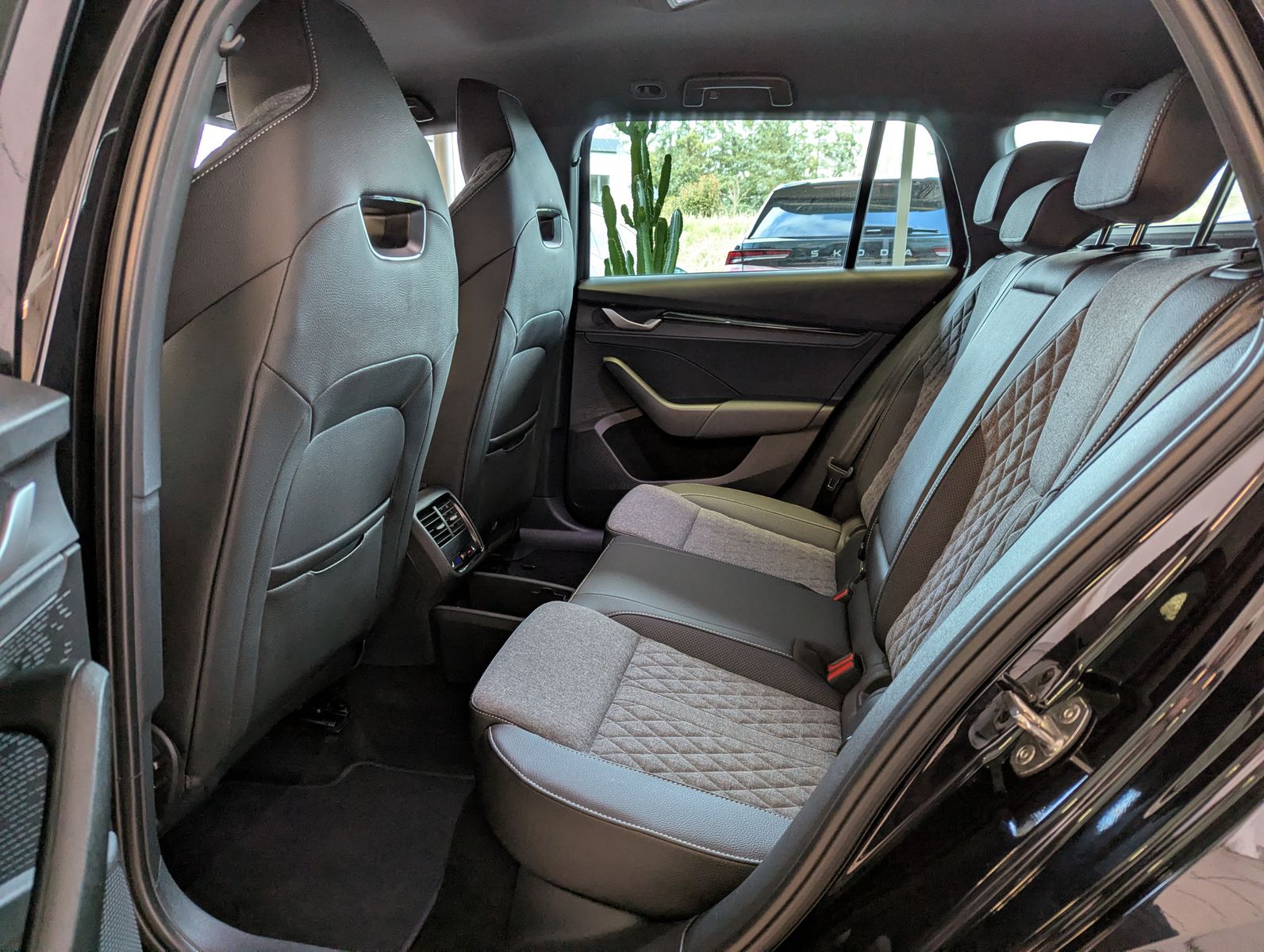 SKODA Octavia 2.0 TDI DSG Sportline Matix Assist+ 18" - Image 13
