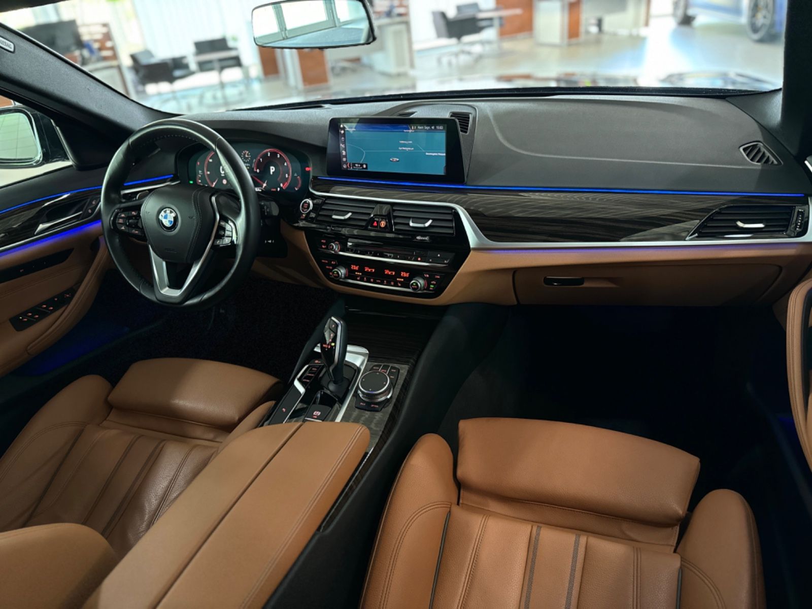 Fahrzeugabbildung BMW 520d xD Sport Line Panorama Kamera HUD DAB HiFi