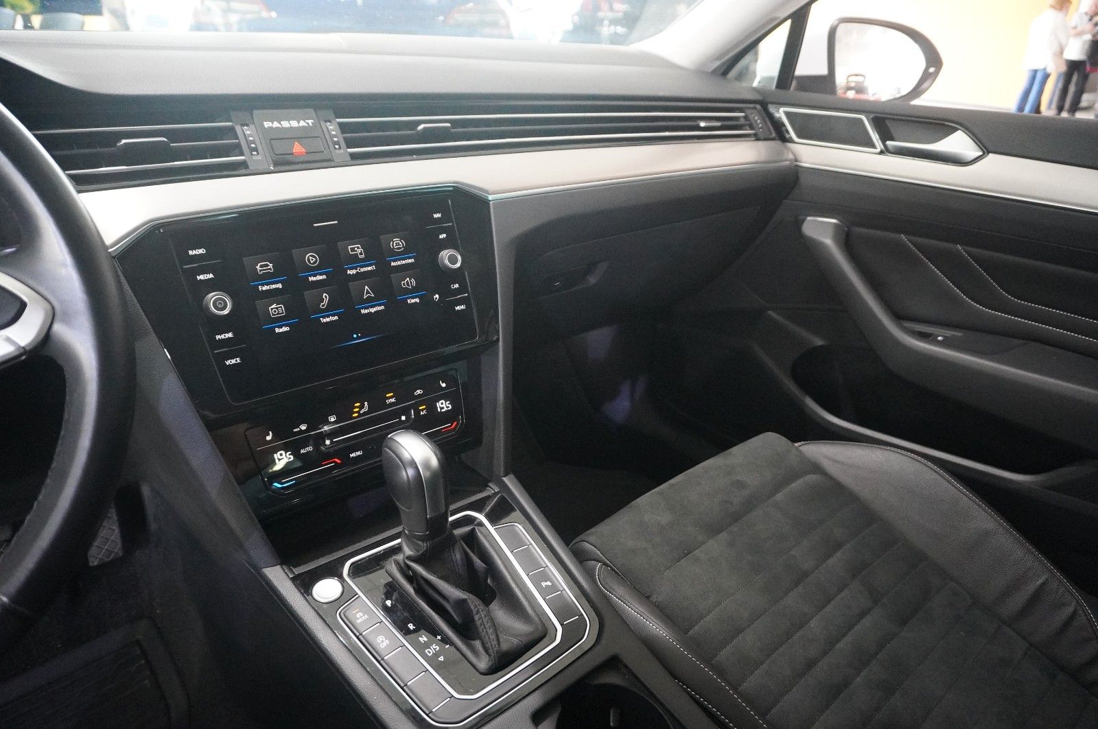 Fahrzeugabbildung Volkswagen Passat Vari. 2.0D R-LINE 4M NAVI/LED/KAMERA/AHK