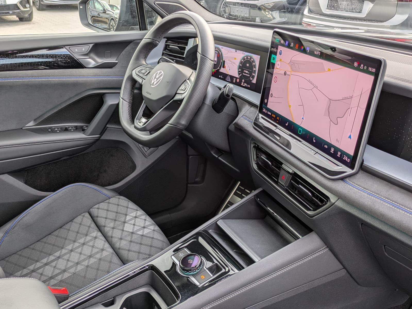 Fahrzeugabbildung Volkswagen Tayron 2.0 TDI 4M R-Line BLACK*7Si*MATRIX*PANO