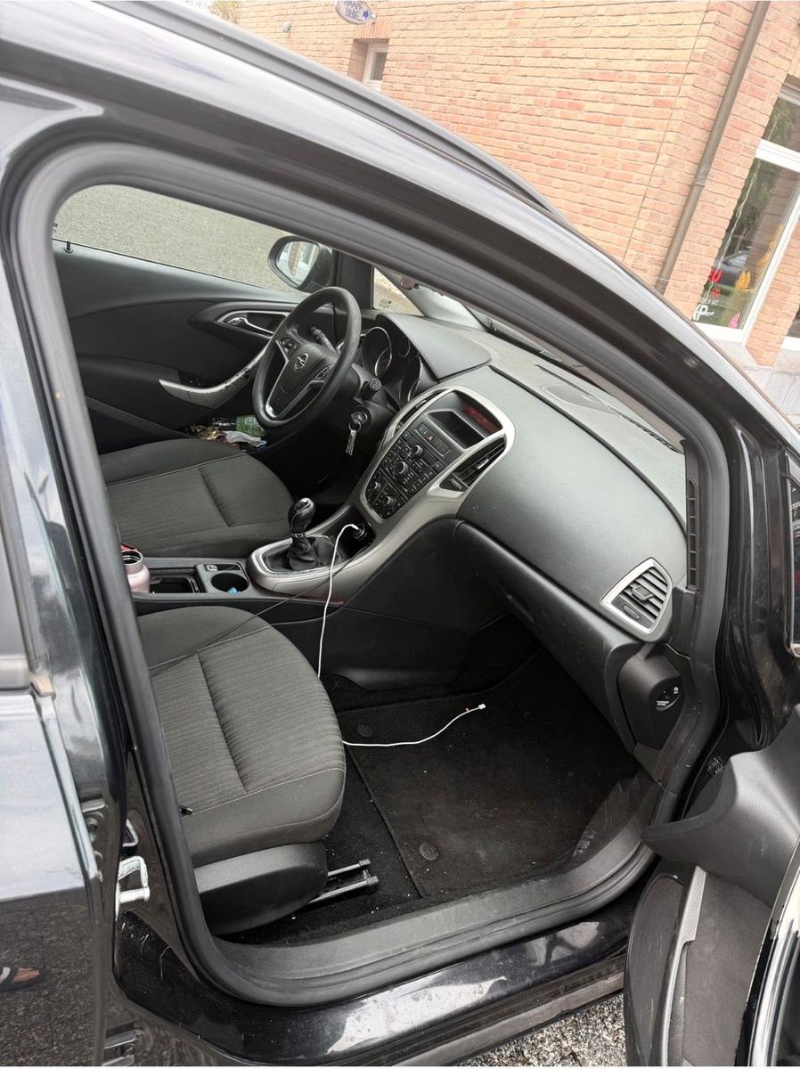 Opel Astra 2012 — rear view