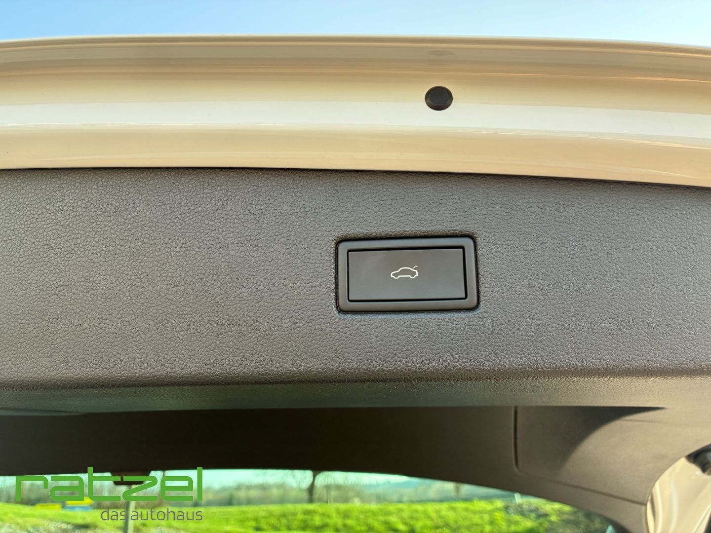 Fahrzeugabbildung Volkswagen Tiguan R-Line 2.0 TDI DSG AHK LED Matrix 360 Kam