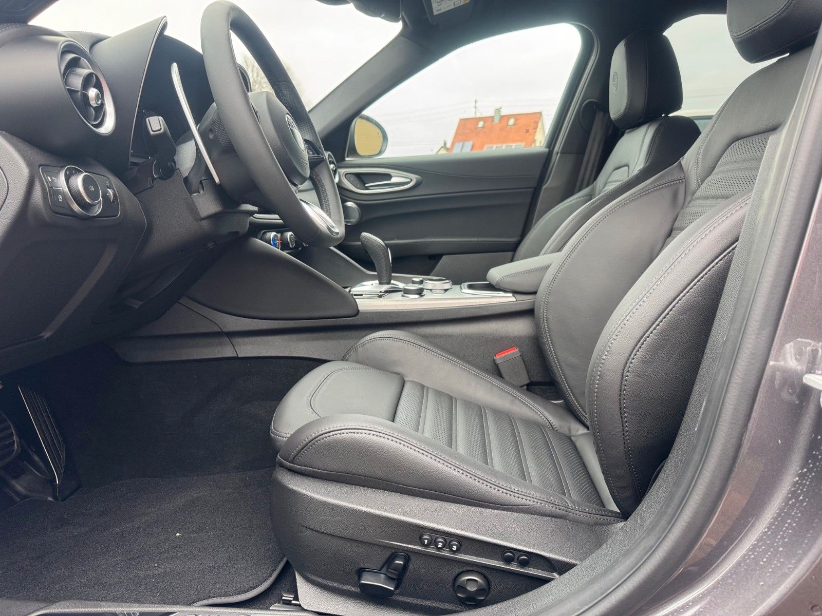 Fahrzeugabbildung Alfa Romeo Giulia 2.0 Veloce AT8-Q4 MEMORY LEDER NAVI KAMER