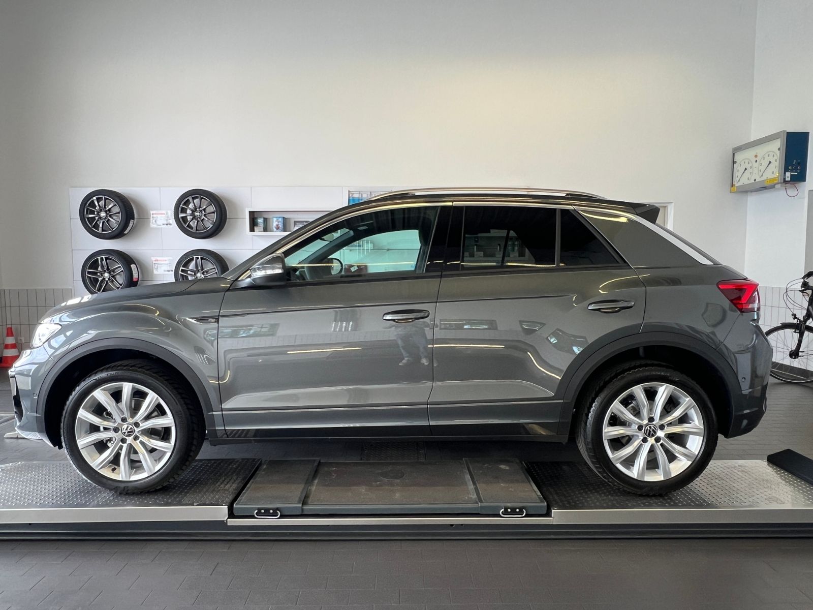Fahrzeugabbildung Volkswagen T-Roc R-Line 1.5 TSI DSG *LED, Easy Open, 18"-LM