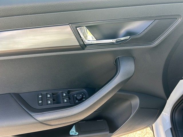 Fahrzeugabbildung SKODA Karoq 2.0TDI Clever LED+TEMPOMAT+AHK+NAVI+++