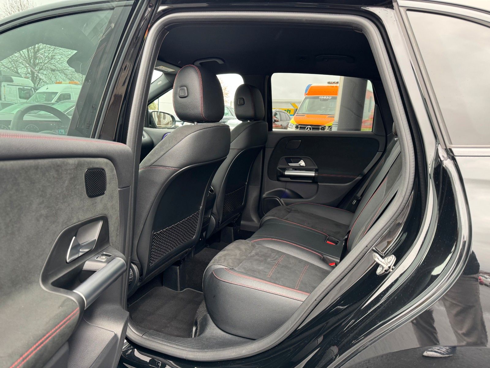 Fahrzeugabbildung Mercedes-Benz B 200 AMG+AHK+Ambiente+RFK+MBUX+Night