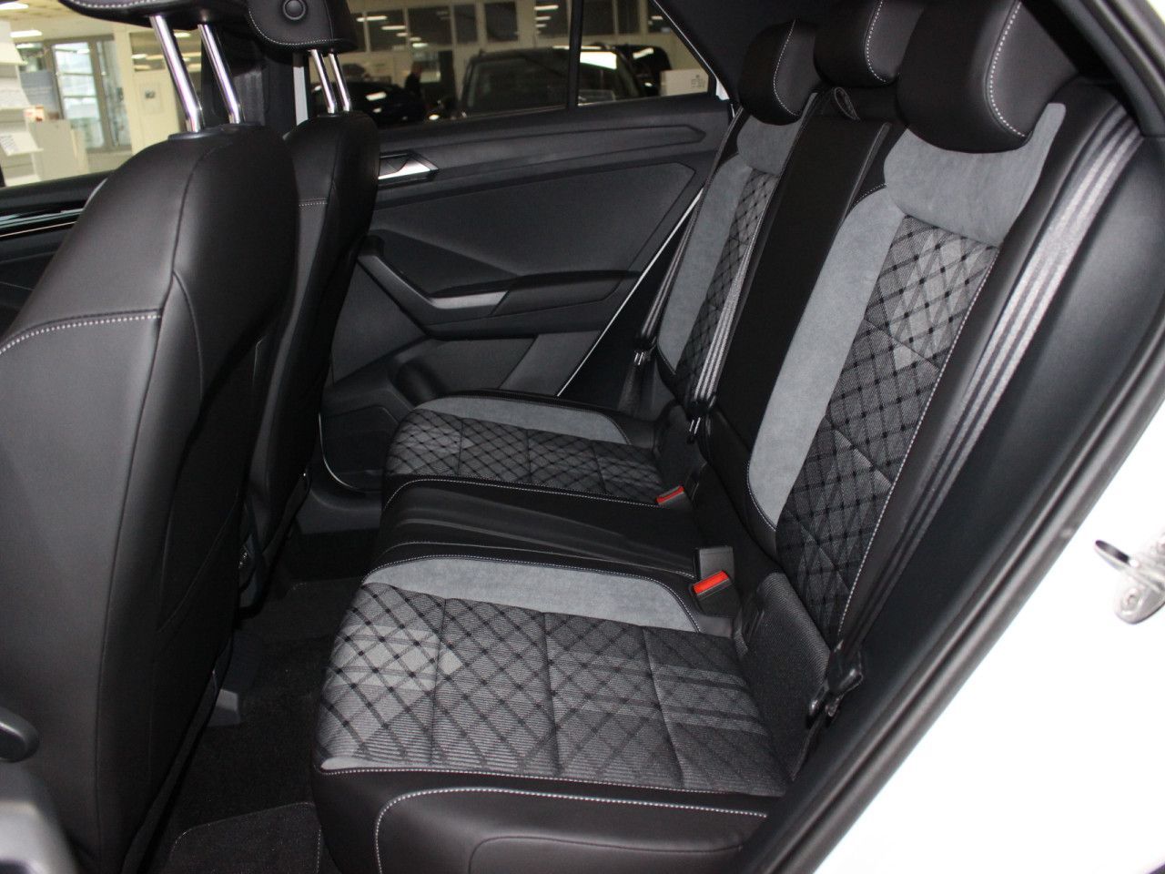 Fahrzeugabbildung Volkswagen T-Roc 2.0 TSI R-Line 4Motion/Pano/IQDrive/AHK