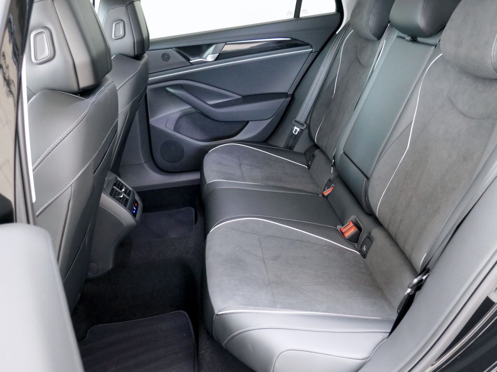 Fahrzeugabbildung Volkswagen Passat Business 2.0 TDI DSG | LED AHK RFK
