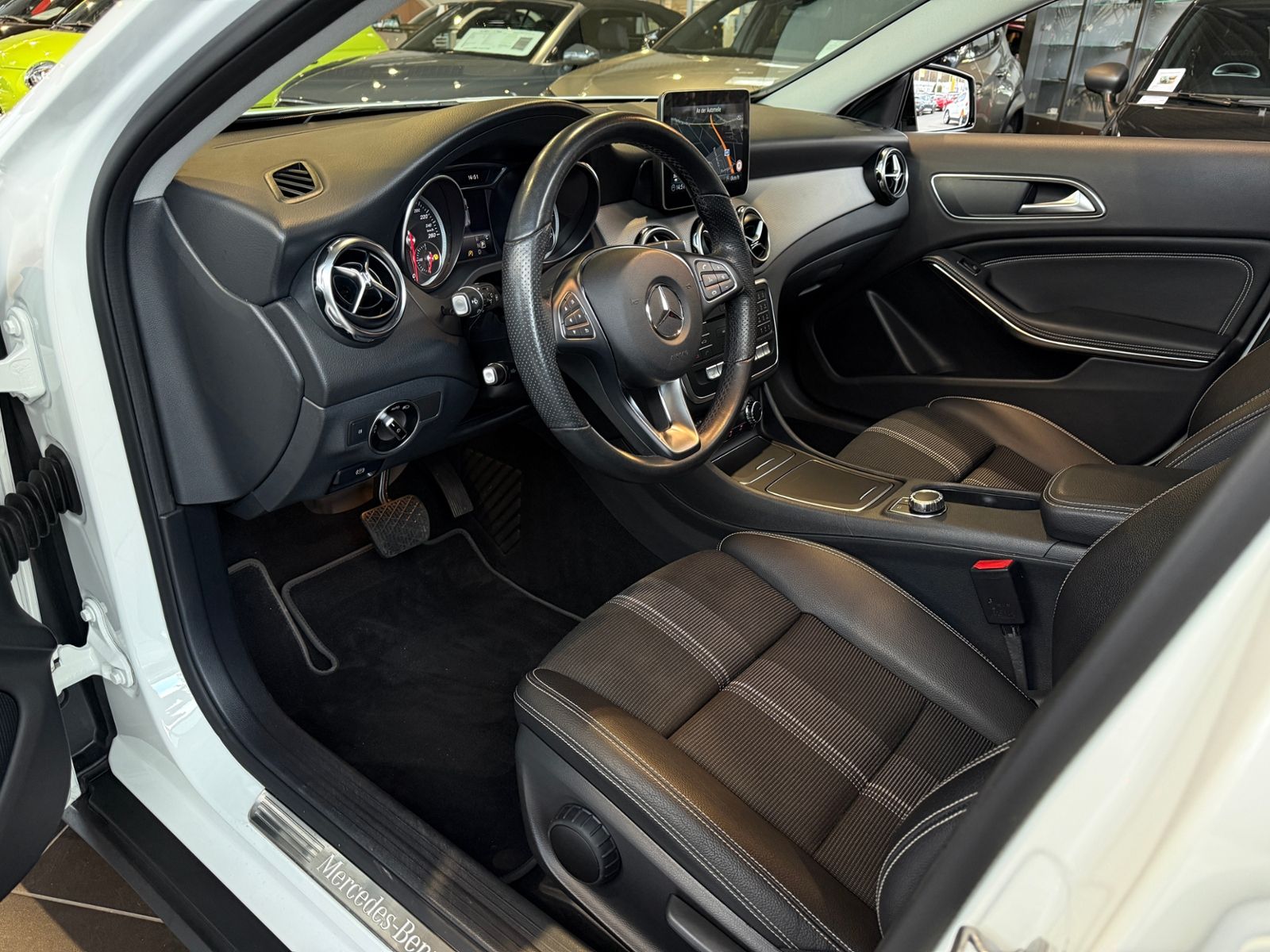 Fahrzeugabbildung Mercedes-Benz GLA 200 Night PANO LED NAVI