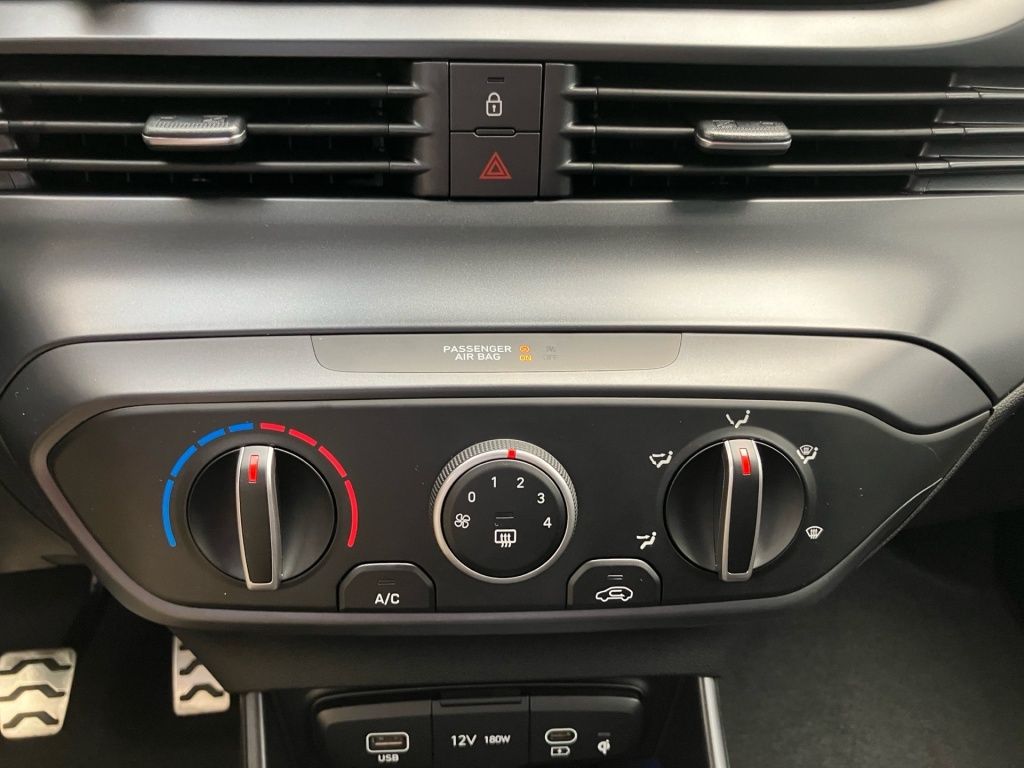 Fahrzeugabbildung Hyundai BAYON 1.0 T-GDI 6-MT Blackline Fernlichtass. LED