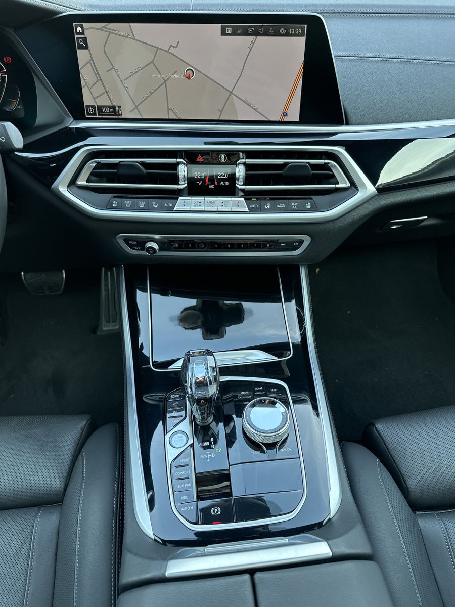 Fahrzeugabbildung BMW X5 M50i NAV+LASER+AHK+HEAD-UP+22ZO+PANO+360GRAD