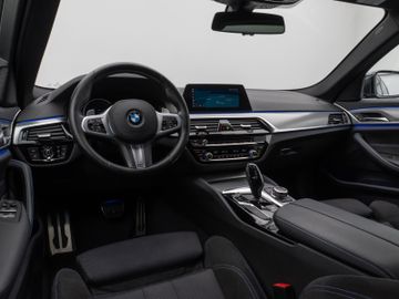 Fahrzeugabbildung BMW 520d xDr Tour HUD DAB Komfortzugang HI-FI