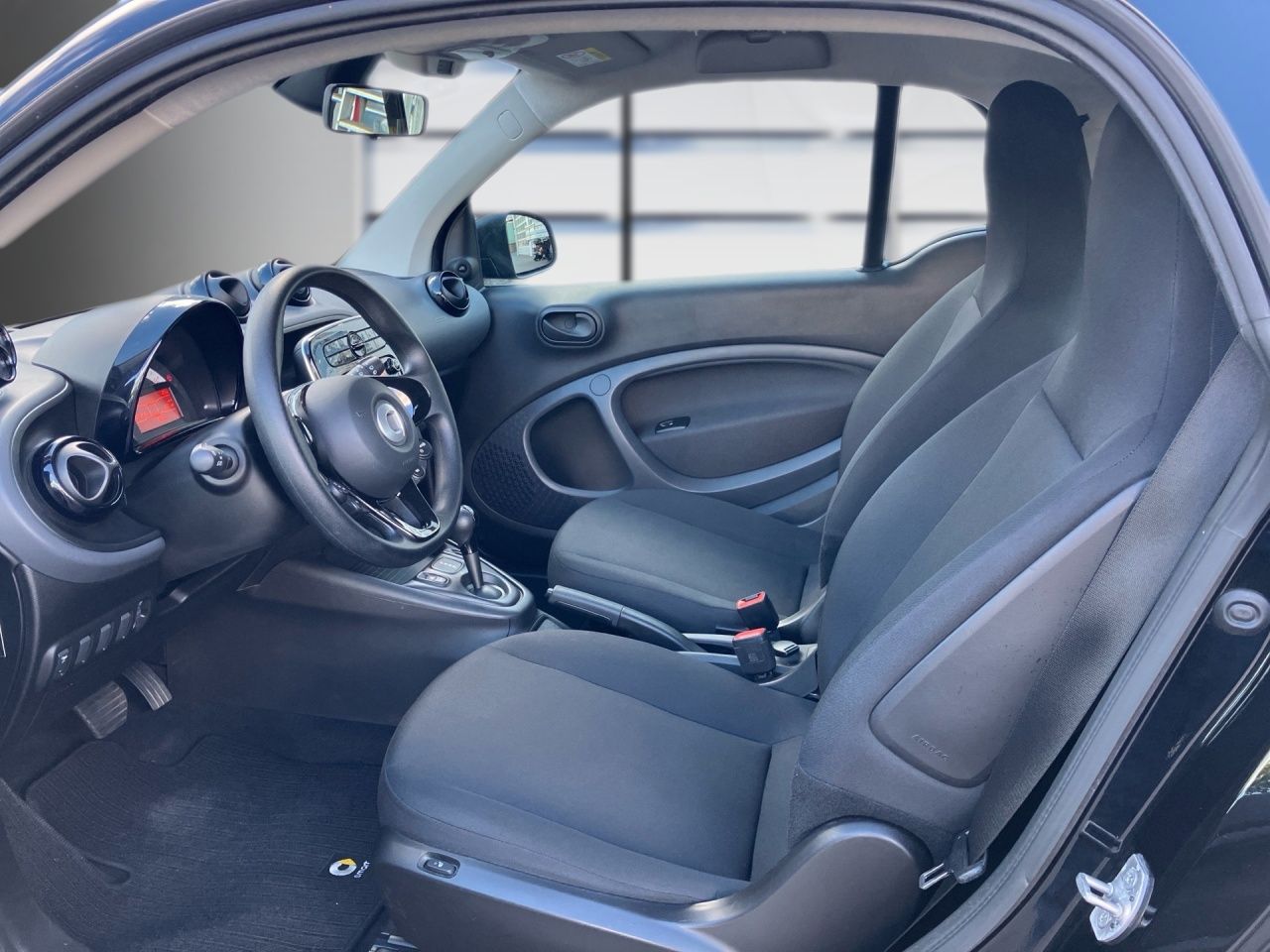 Fahrzeugabbildung Smart smart EQ fortwo AUT Akustikglas KlimaA Navi SHZ